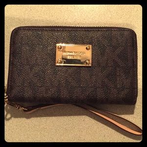 MICHAEL KORS PHONE WALLET WRISTLET